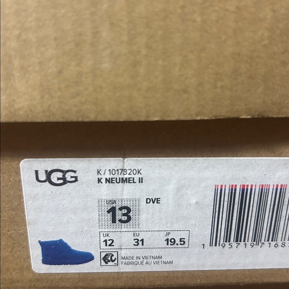 UGG- Neumel II, DVE, 5 kids QS, left shoe is faded - Picture 5 of 9